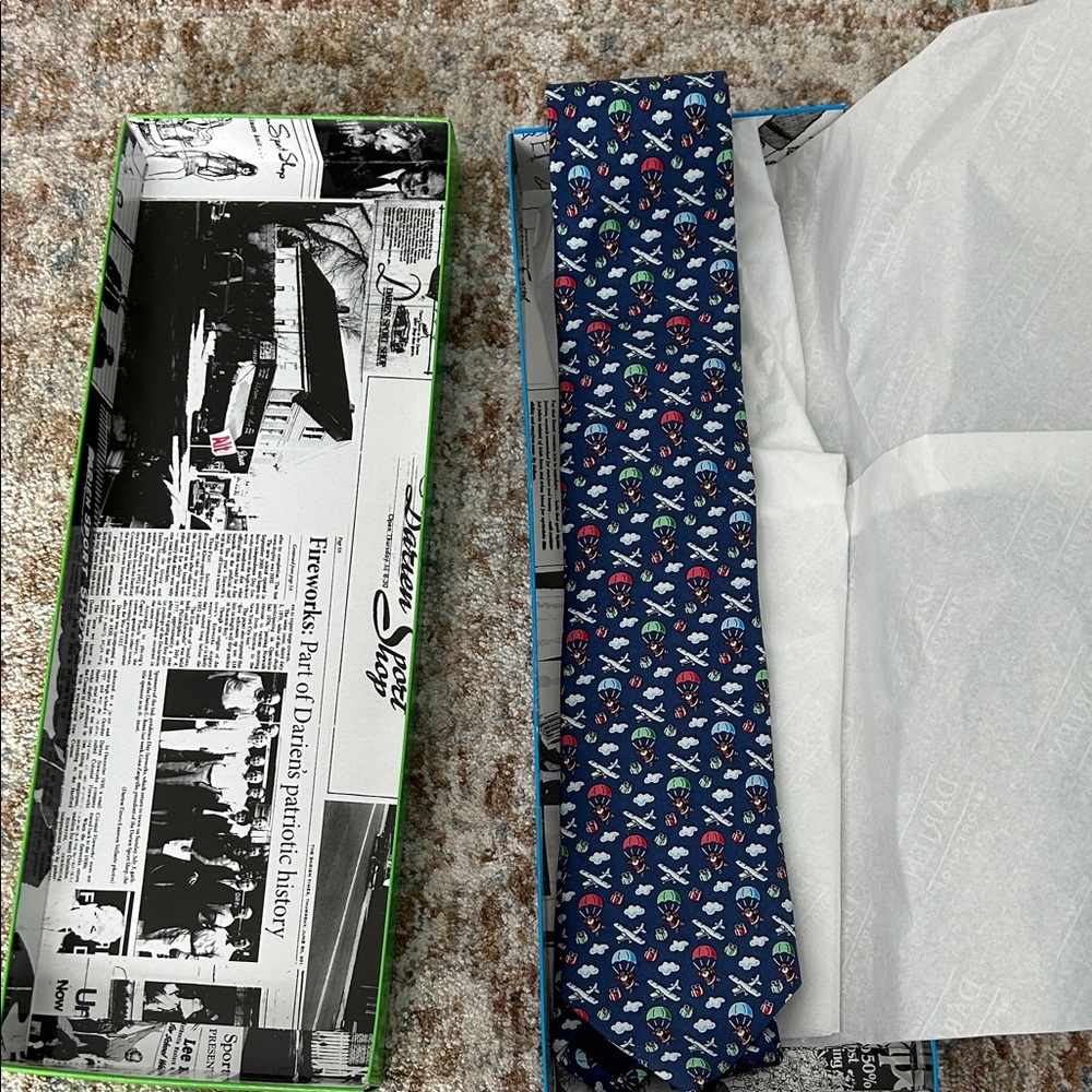 Vineyard Vines Silk Santa Blue Patterned Men's Tie, New with Tags